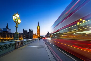 Fotobehang Het landschap van Londen bij Westminter-brug met Big Ben en vage rode bus, het UK © Patryk Kosmider