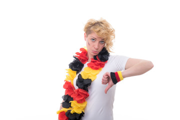 enttäuschter deutschland fan zeigt daumen runter