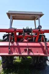 農業用トラクター／農業国山形県の田園で、農業用トラクターの風景を撮影した写真です。
