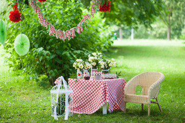 Summer red and green decor