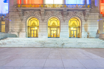 Fototapeta premium empty footpath near wall of city hall in san francisco