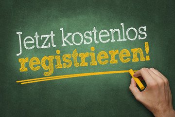 Jetzt kostenlos registrieren - Hand schreibt mit Kreide Text auf grüne Tafel