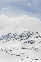 Fototapeta na wymiar Davos, Flüela, Flüelapass, Passstrasse, Bergstrasse, Alpenpass, Alpen, Schweizer Berge, Wintersperre, Frühling, Engadin, Graubünden, Schweiz