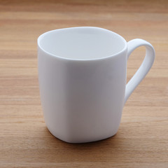 White coffee mug on wood table © mangpor2004