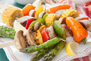 Bunte Grillspiesse mit Gemuese