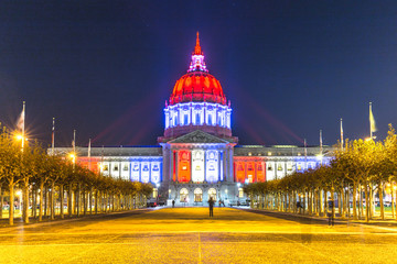 Obraz premium footpath before city hall in san francisco