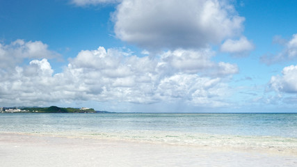 グアムタモン地区の透明な海と白い砂浜のガンビーチ