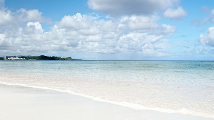 グアムタモン地区の透明な海と白い砂浜のガンビーチ