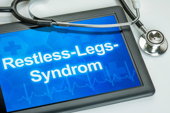 Tablet mit der Diagnose Restless-Legs-Syndrom auf dem Display