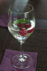 Hugo - Prosecco mit Holunderblütensirup, Minze und Himbeeren