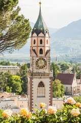 Merano, Stadt, Altstadt, St. Nikolaus, Pfarrkirche, Kirchturm, Pfarrplatz, Spazierweg, Vinschgau, Südtirol, Panoramaweg, Aussichtspunkt, Frühling, Sommer, Italien