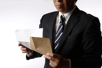 手紙を読むビジネスマン