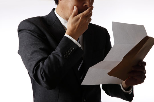 手紙を読むビジネスマン