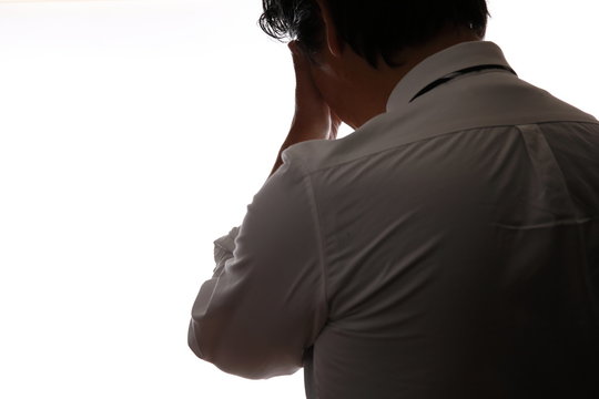 頭を抱えるサラリーマン