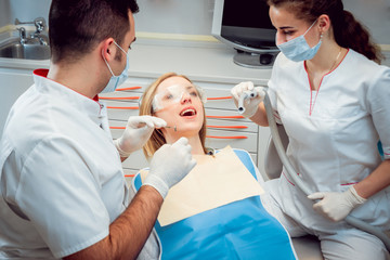 Obraz premium Young woman at the dental office