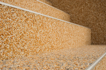 Außentreppe in beige mit Kieselbeschichtung im Halbprofil – closeup
External staircase in beige...