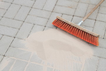 Quarzsand und ein Besen