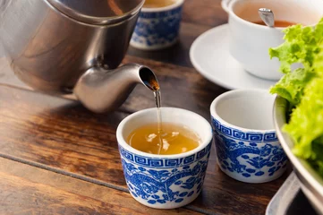 Crédence de cuisine en verre imprimé Theé Chinese traditional hot tea pouring from kettle
