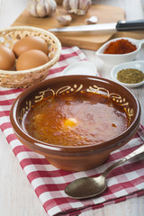 Sopa castellana o sopas de ajo tradicionales a base de pan, ajo, pimentón y huevo.