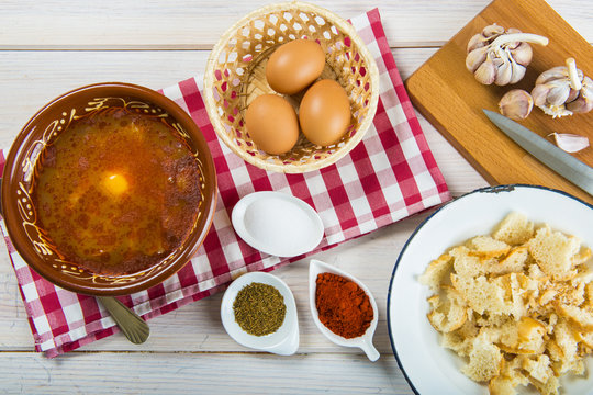 Sopa castellana o sopas de ajo tradicionales a base de pan, ajo, piment&oacute;n y huevo.