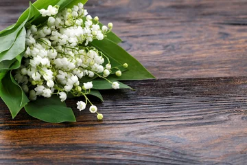 Photo sur Plexiglas Muguet Lily of the valley on a wooden table