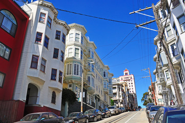 Fototapeta na wymiar San Francisco, California, Usa: una fila di case storiche il 7 giugno 2010. San Francisco è famosa nel mondo per le sue case edoardiane e vittoriane perfettamente conservate