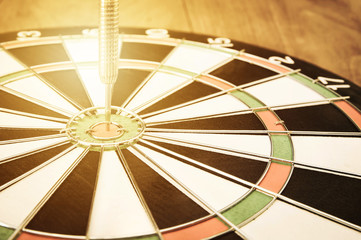 Obraz premium Dart arrow hit target center