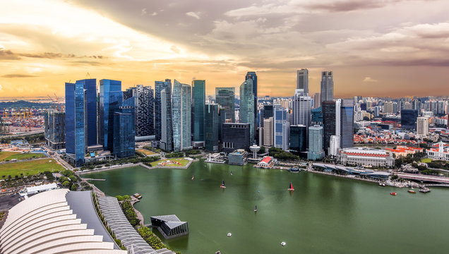 Bewölkter Sonnenuntergang über der City von Singapur