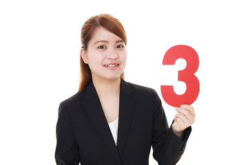 数字を持つ笑顔の女性