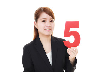 数字を持つ笑顔の女性