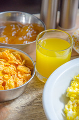 Desayuno con huevos revueltos