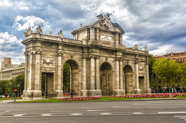 Fototapeta na wymiar Alcalá,monumento en Madrid