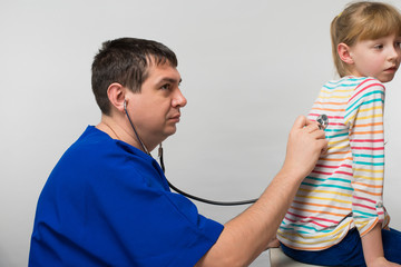 Obraz premium pediatrician examines a child