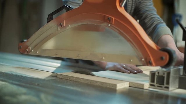 Cutting wood with sawing machine