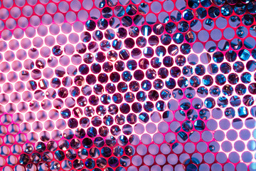 Lochstruktur über funkelnden Schmucksteinen