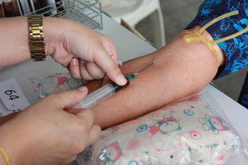 Woman donates blood