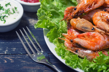 Fried shrimp with lemon & salad