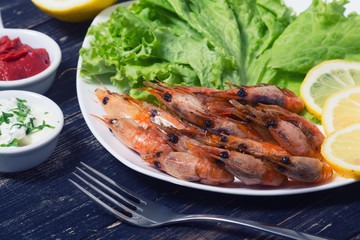 Fried shrimp with lemon & salad