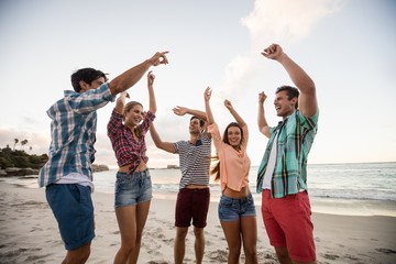 Obraz premium Friends having fun and dancing