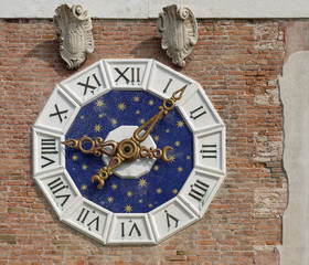 Fototapeta na wymiar Uhr am Tor Ingresso all'Acqua des Arsenals in Venedig
