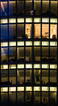 Bürogebäude bei Nacht