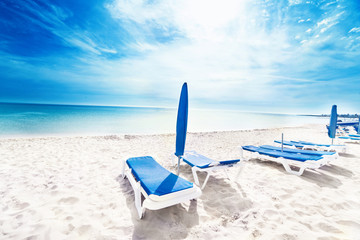 Fototapeta na wymiar Perfect tropical paradise beach / Vacation holidays background w