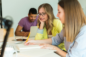 Obraz premium Finishing work together