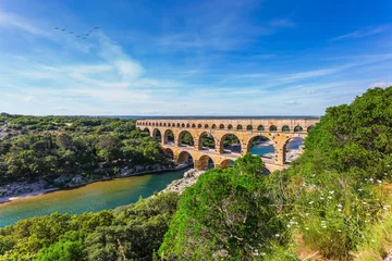Papier Peint photo autocollant Pont du Gard Aqueduc à trois niveaux Pont du Gard et parc naturel