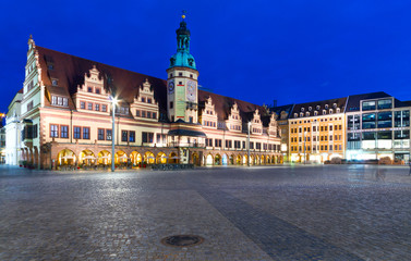 Fototapeta na wymiar Leipziger Marktplatz mit Altem Rathaus am Abend.