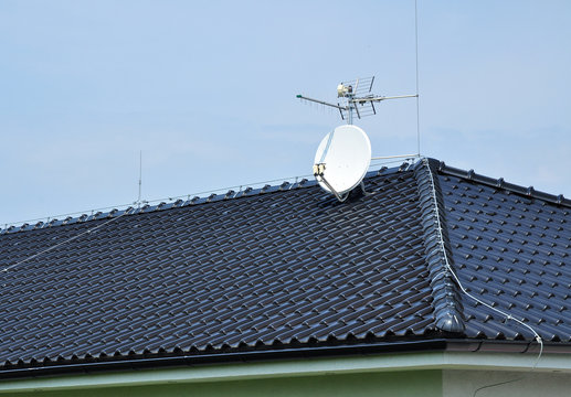 Roof cover satelite antenna