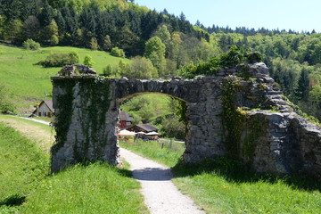 Fototapeta na wymiar Torbogen an der Ruine Schauenburg bei Oberkirch