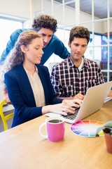 Obraz premium Businesspeople working and looking a laptop together