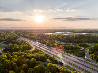 Autobahnkreuz bei Sonnenuntergang Infrastruktur