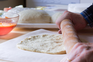 Preparation of pizza dough with a rolling pin